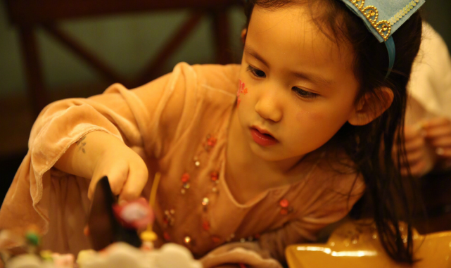 黃磊孫莉曬照為二女兒慶生，7歲多妹穿公主裙扎小辮，越來越漂亮