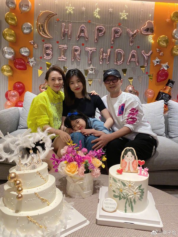 汪峰曬女兒彈琴為老婆慶生，醒醒與媽媽對視甜笑，繼女美過章子怡