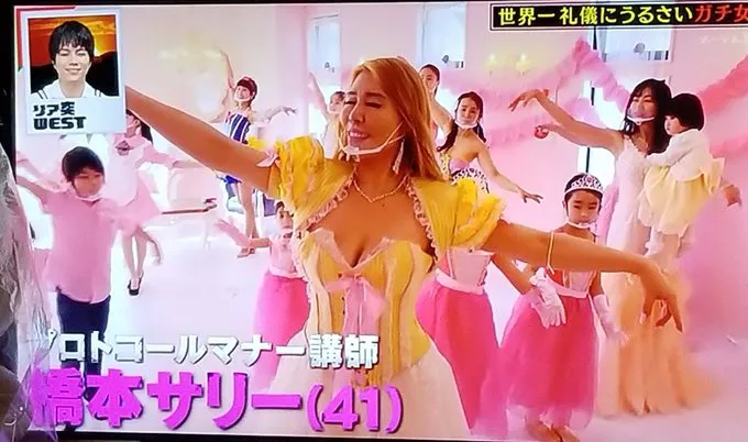 日本41岁主妇沉迷公主生活不能自拔，举手投足画风奇特