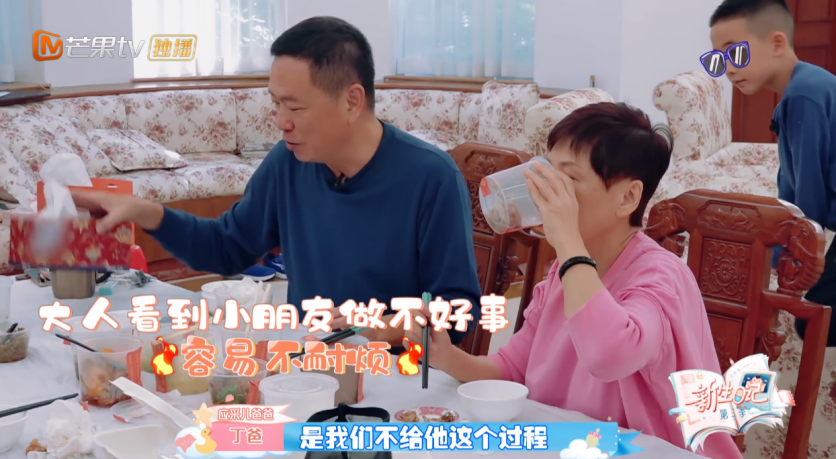 全家套路Jasper洗碗，应采儿感慨：父母越懒，小孩越勤快