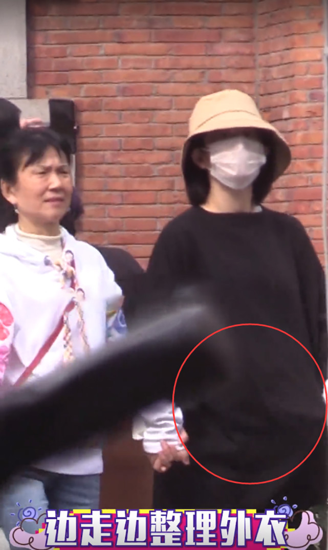 谢娜二胎孕肚曝光，与父母牵手同行外出用餐，肚大如箩快要生了