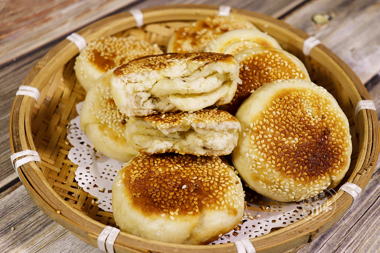 芝麻燒餅這樣做吃著才過癮，外皮酥軟層次多，好吃不上火，太香了