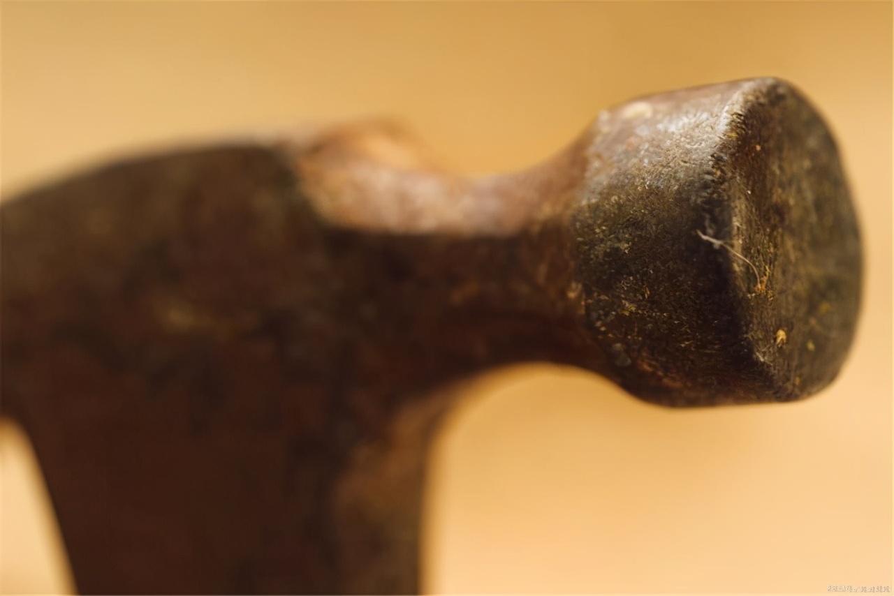 因在丈夫手机发现女子不雅照，妻子惨遭丈夫杀害后抛尸菜地！面对审讯仍为自己开脱