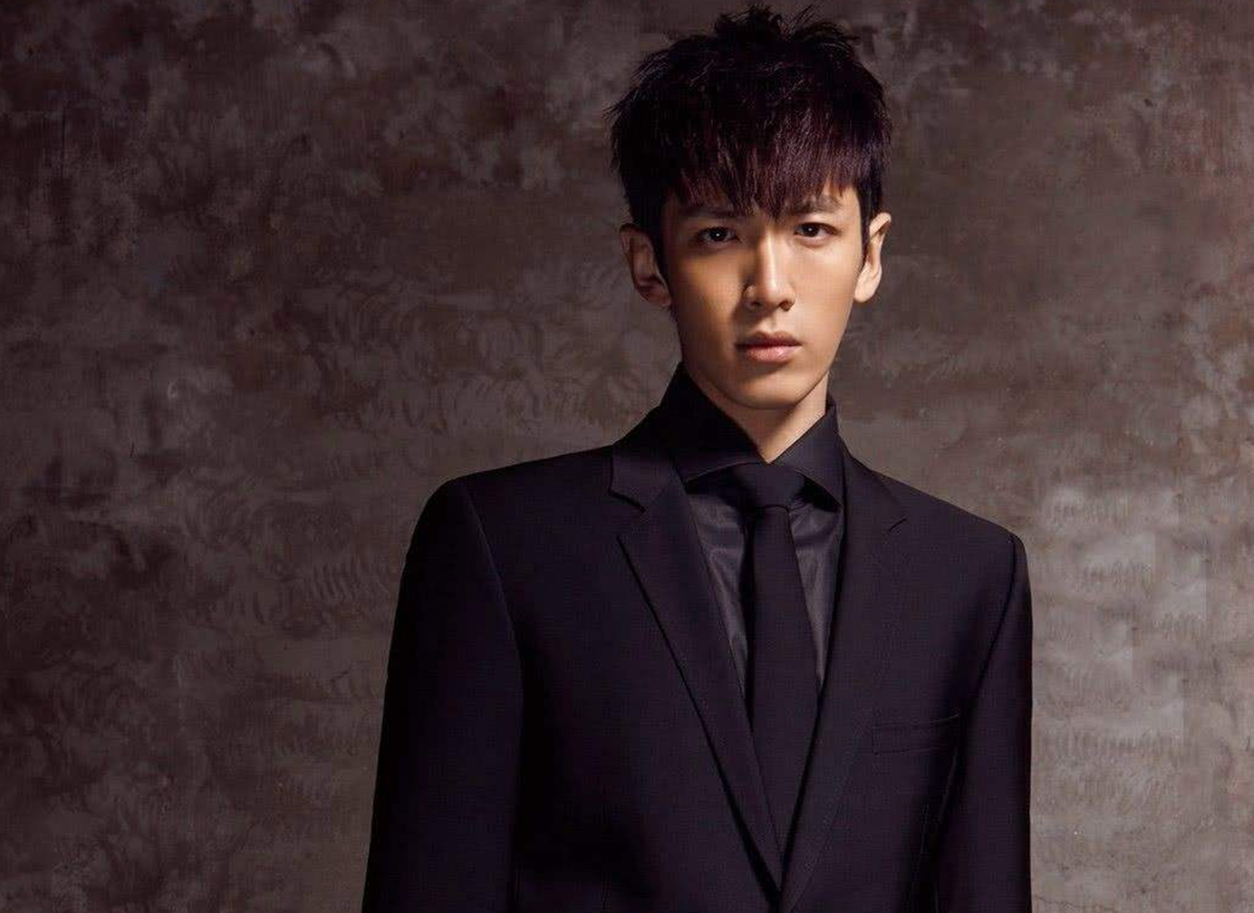 “红得快，凉得更快”的3大男明星，以前是男神，如今无人问津
