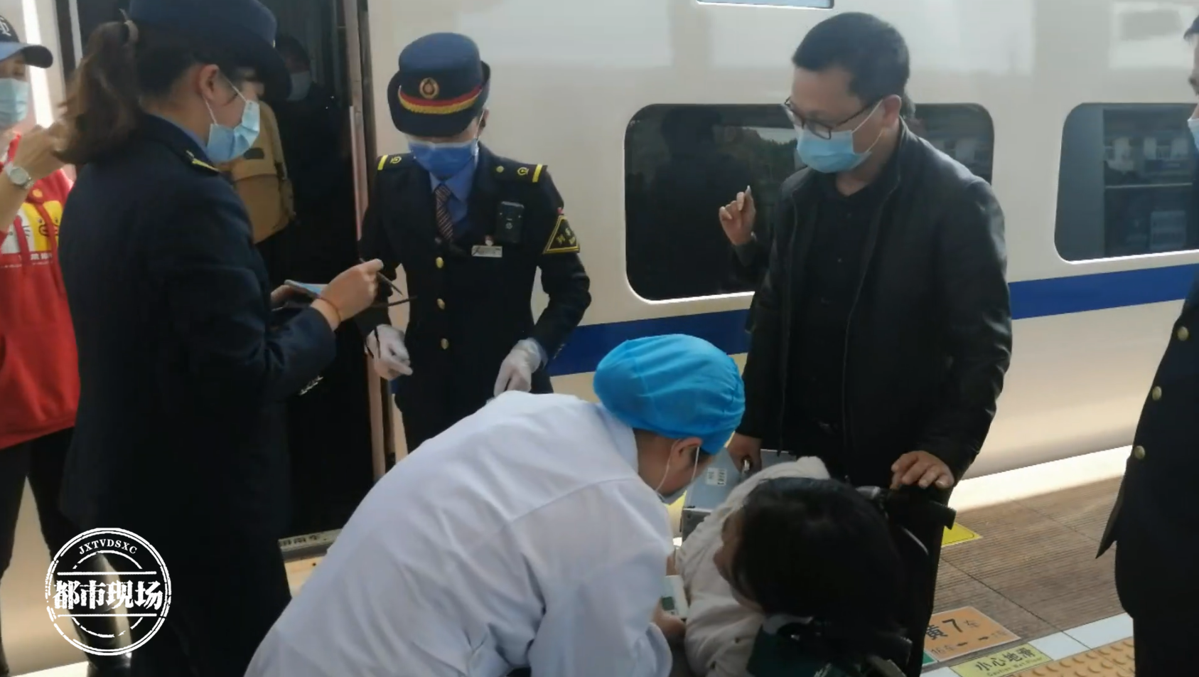 江西一列动车上，女子在厕所里突然出了事！她说：我太痛了