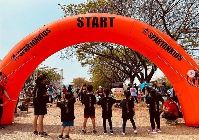 周杰倫昆凌帶一雙兒女野外拓展訓練，小兒子正臉肉嘟嘟超可愛