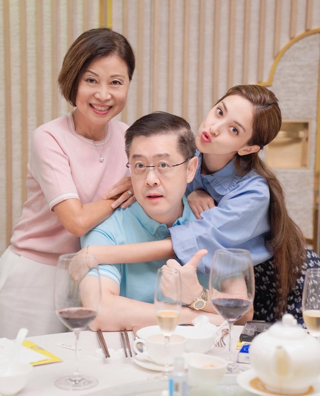 陈凯琳晒照为爸爸和老公庆生，52岁郑嘉颖帅气出镜，儿子萌态十足