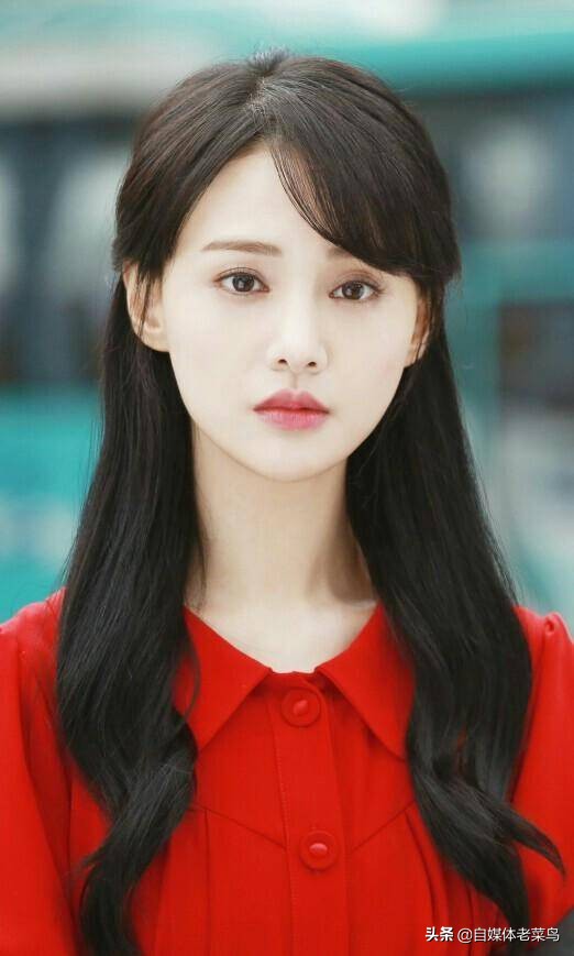 郑爽的海报曝光，“泡面头”造型好减龄，看起