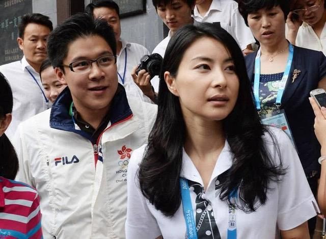 方媛带女儿旅行，不小心暴露坐经济舱遭热议，都在怪郭富城太小气
