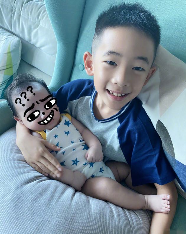 應采兒倆兒子穿兄弟裝同框，小小春與弟弟隔玻璃上演“塑料兄弟”