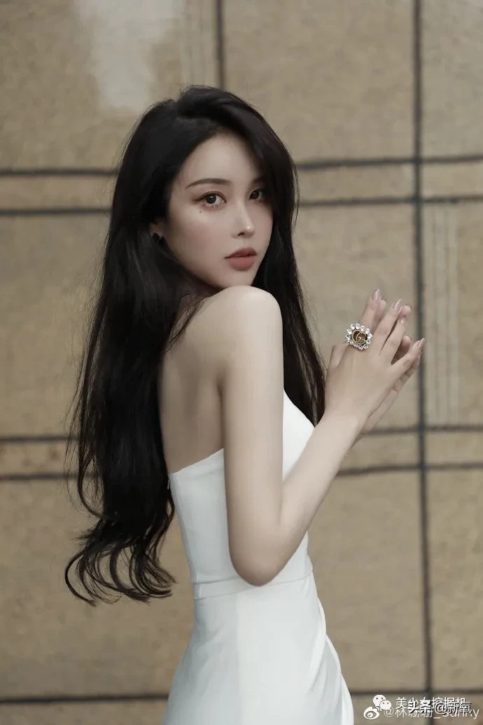 顶流女网红为送男友出道开娱乐公司,这就是富婆的快乐?