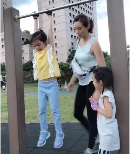 软萌公主小泡芙长大了，如今7岁，身材修长一双大长腿实力吸睛