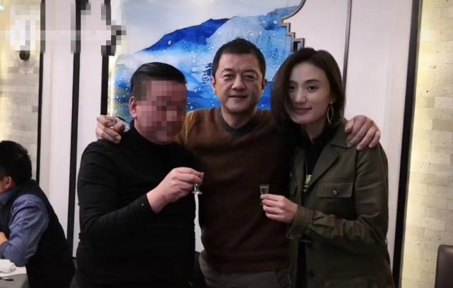 李亚鹏带新女友应酬，席间敬酒合影，这都是以