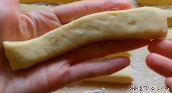 铁棍山药+鸡蛋做成小面食，内里绵软表皮香脆，香喷喷像小面包