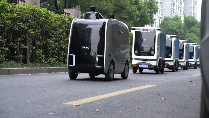 浙大成全球首个纯机器人送货高校，阿里物流机器人小蛮驴运送