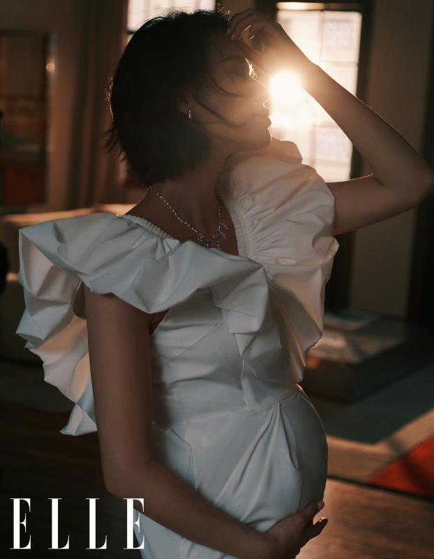 超淡定！ 胡杏兒上春晚前挺三胎孕肚做年夜飯，懷孕8月狀態超好