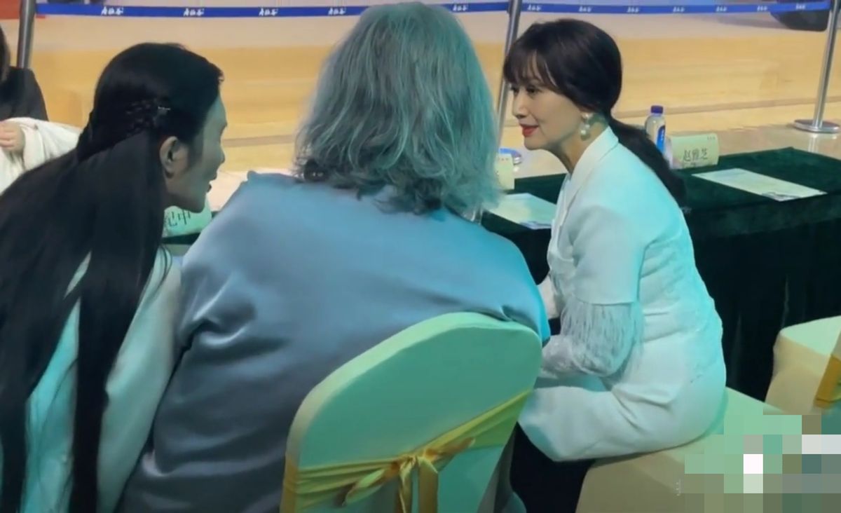 66岁赵雅芝身材变臃肿，穿短裙坐凳一角太优雅，与张纪中夫妻热聊