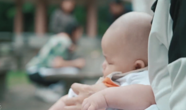 蔡少芬一家五口踏青烧烤，夫妻恩爱互喂，半岁