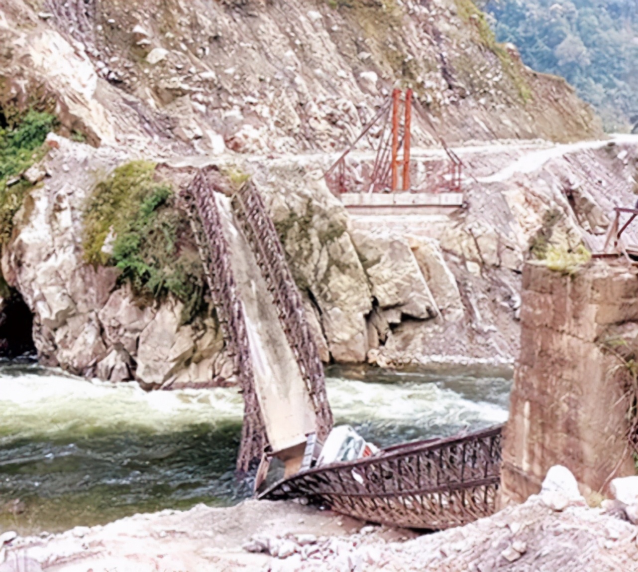 藏南地区一桥梁再次垮塌，印媒：影响印军在边境地区战略行动