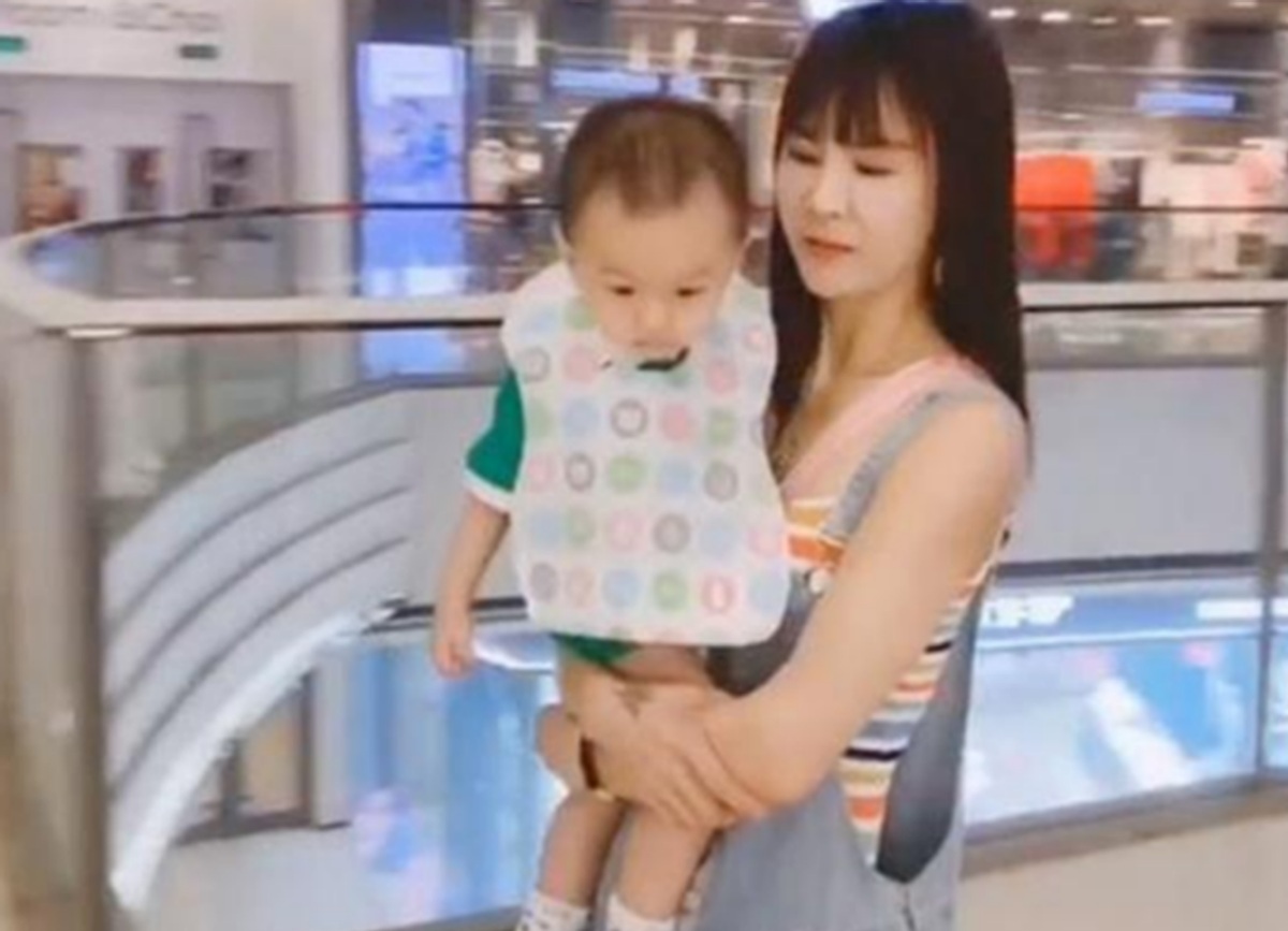 47岁阿姨娃娃脸走红，“少女感”十足，网友感叹