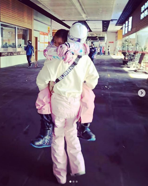 李小璐帶女兒滑雪，吐槽甜馨長太重卻抱著不撒手，母女同框超有愛