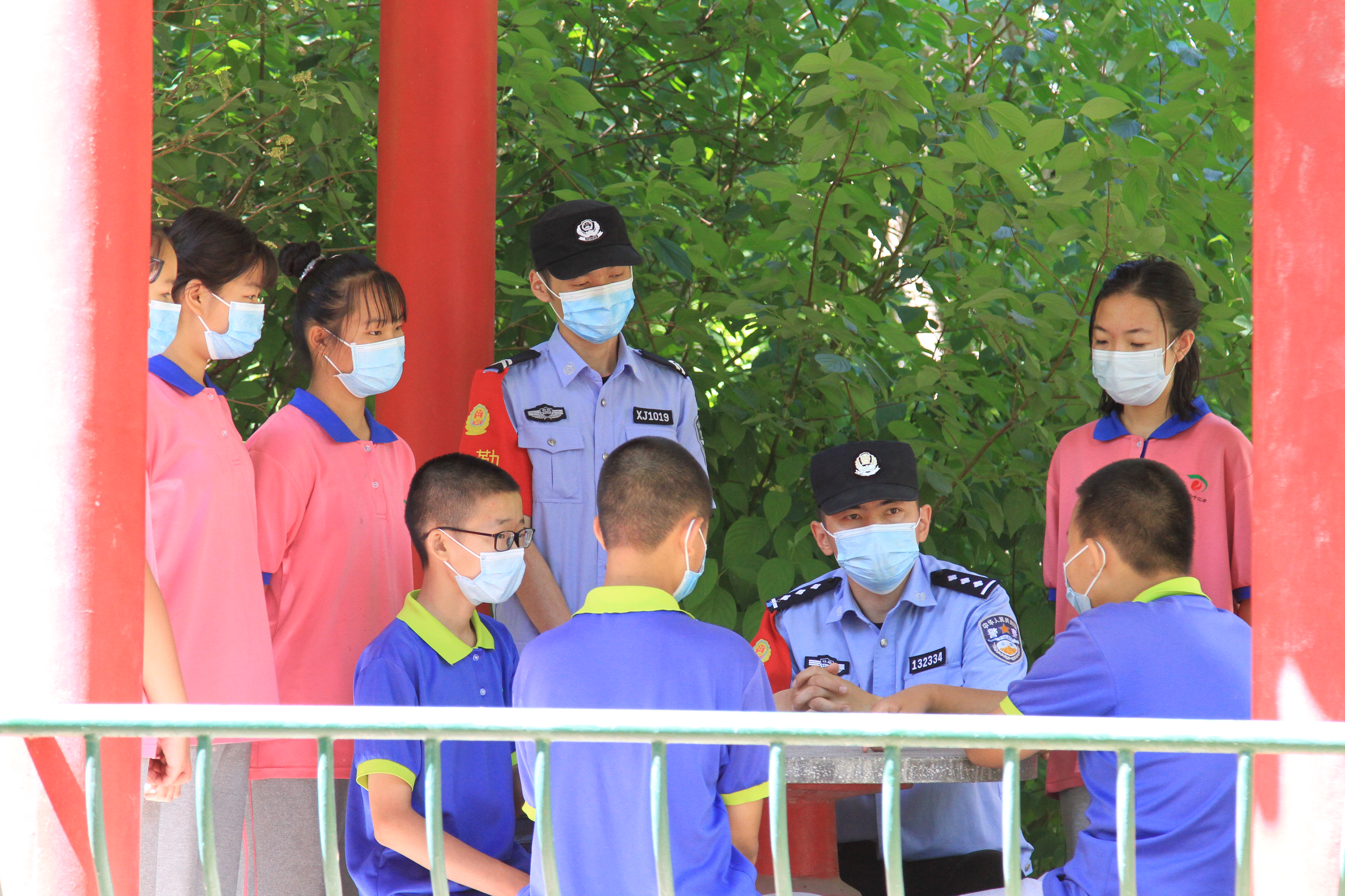 新疆铁警进校园上好暑假前最后一堂安全课