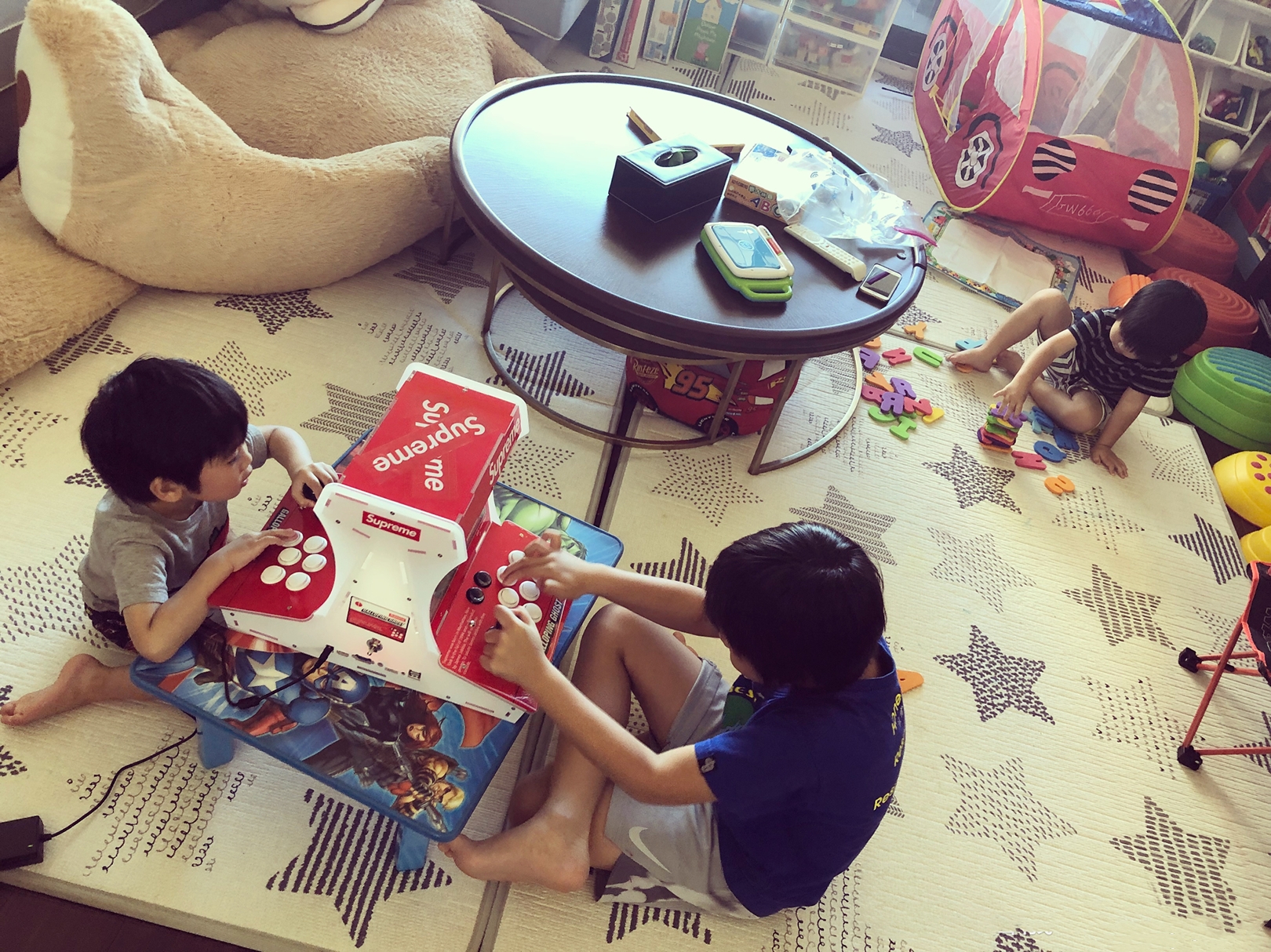 林志穎曬4歲雙胞胎兒子學漢字，雙子星寫複雜的繁體字，字跡工整