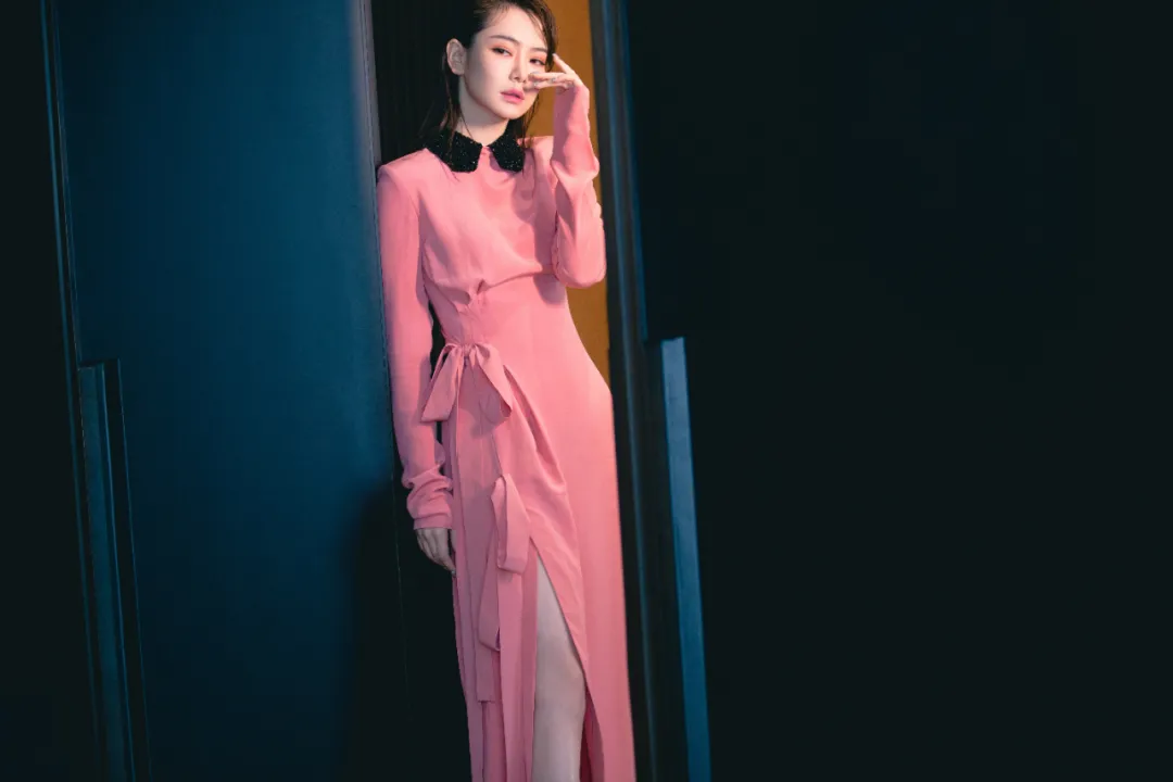 卡戴珊千万祖传的家族战袍,咋就被吴宣仪穿成了夜店风?