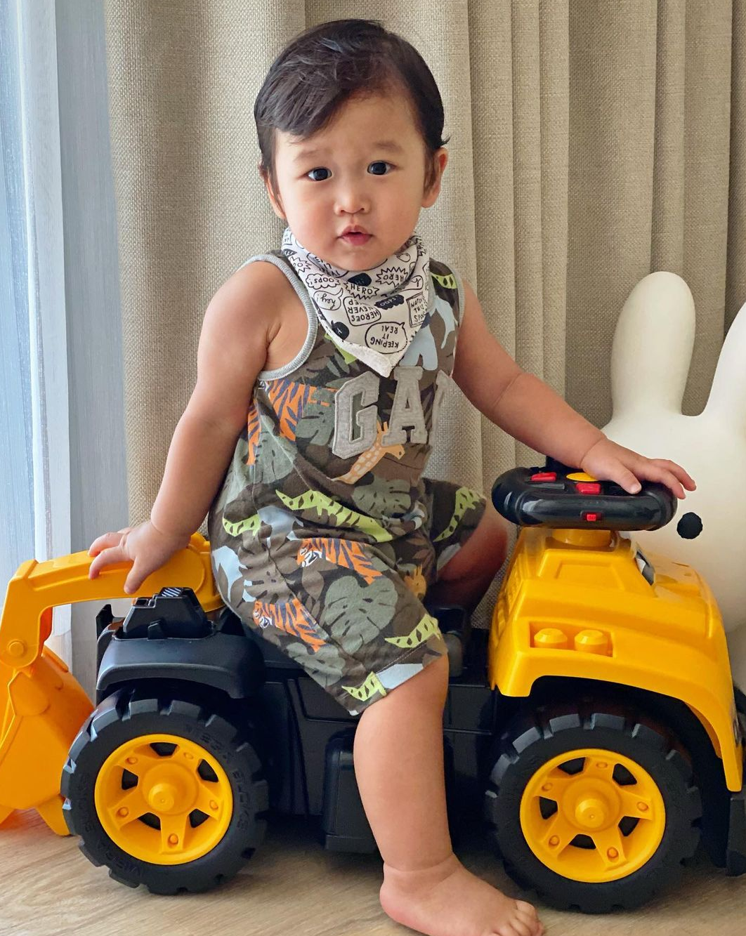 胡杏兒老公曬小兒子近照，李奕霖胖成小肉球，眼神無辜大眼呆萌