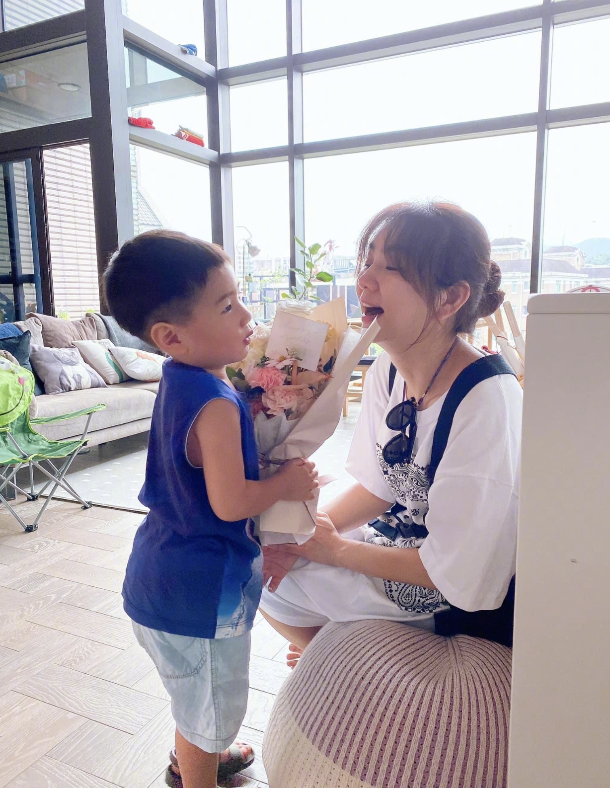 Ella迎来第四个母亲节，晒出为儿子理发照片，洋