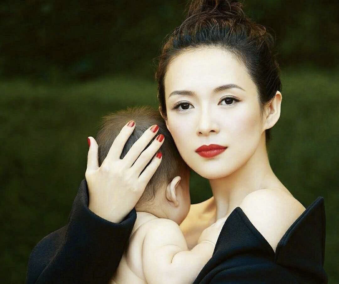 不留情面！章子怡怒气冲出餐厅，“三婚”老公