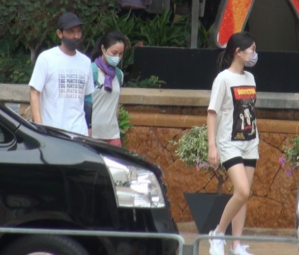 张家辉和妻女出门暴露家庭地位，57岁关咏荷和15岁女儿似姐妹花