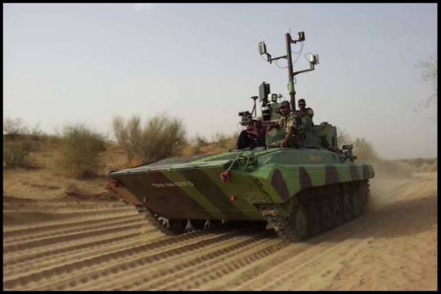 两印造地面作战机器人，有的像婴儿车，有的直接用手扶拖拉机改装