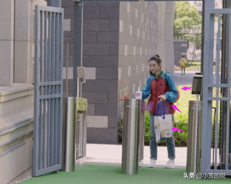 张柏芝去幼儿园看孩子，双膝跪地有耐心，妆容是对孩子最大的尊重