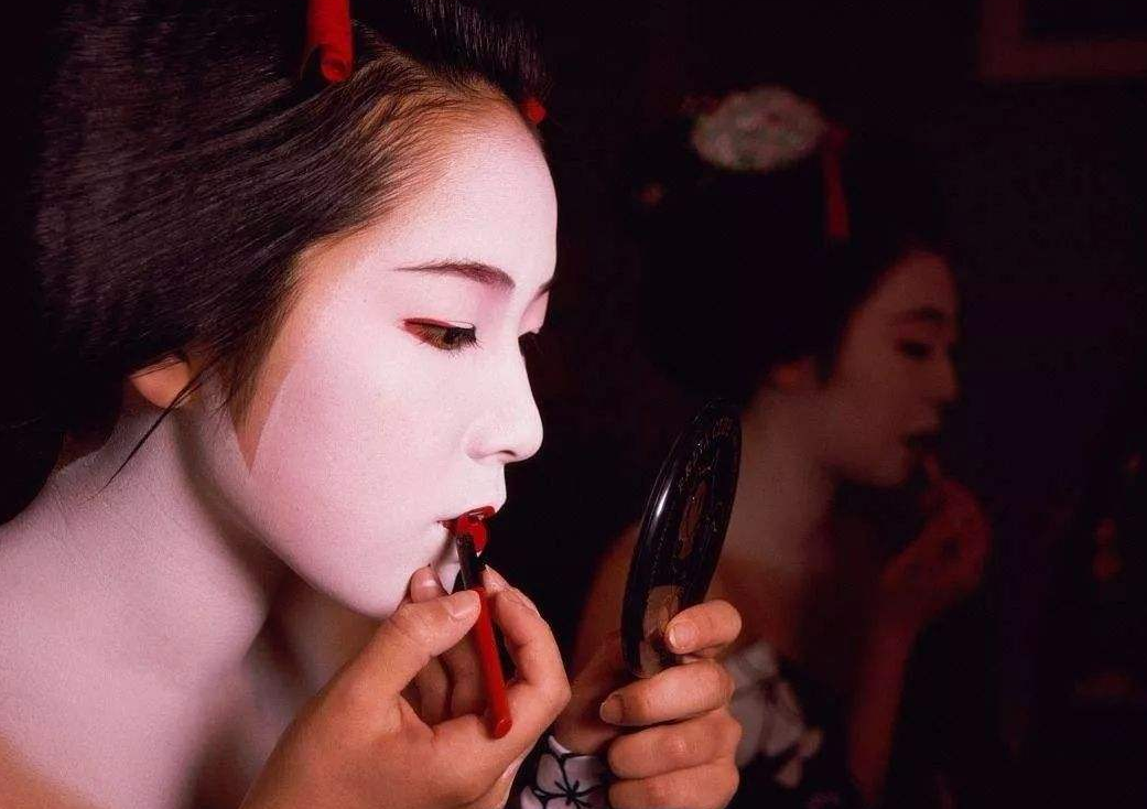 染黑齒 抹白粉 拔眉毛 古代日本男子為何鍾情 重口味 粧容 柳葉風動 Mdeditor