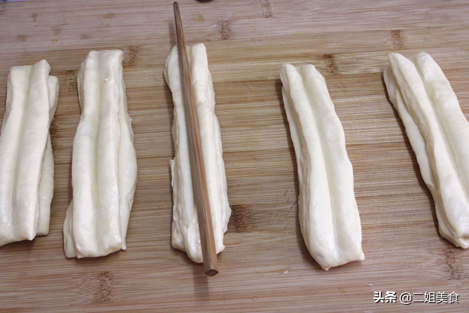 做油條時，牢記別放酵母粉了，大廚：多加兩樣，油條個個蓬鬆好吃