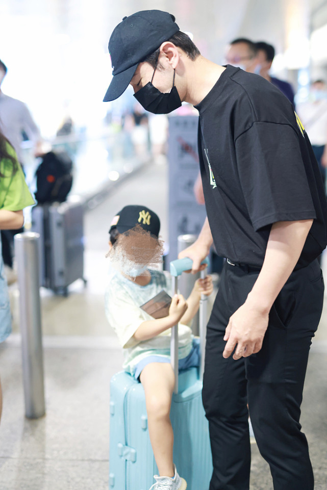 黄晓明带儿子现身潮爸范十足，小海绵坐拉杆箱可爱满分，长腿抢镜