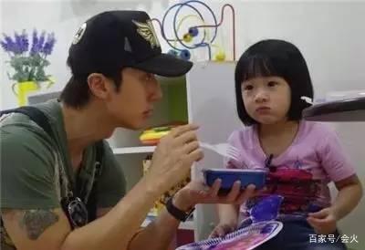 吴尊与老婆共进晚餐，手臂肌肉线条明显，侧颜精致素颜状态能打