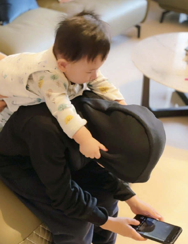 陳小春曬全家福曝光弟弟正臉，五官秀氣如女孩兒，皮膚白皙顏值高