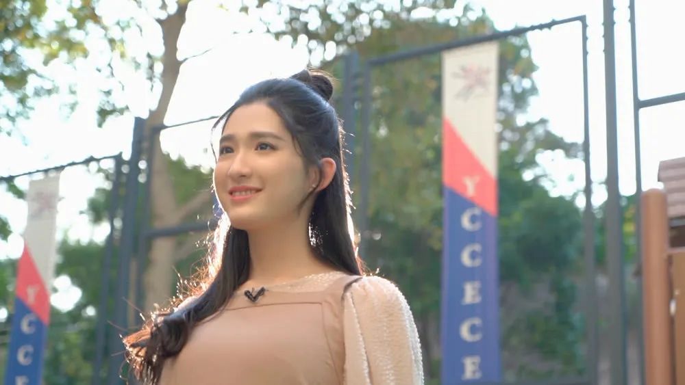 赌王家族又出一明星，25岁的她当主持人太抢眼，