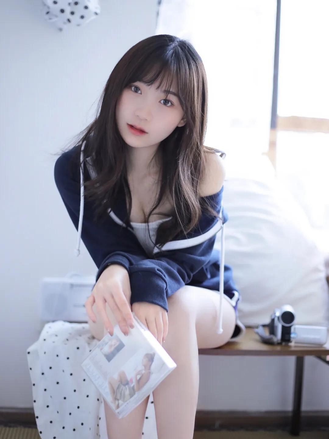 清纯短发美女学生短裙美腿甜美气质图片