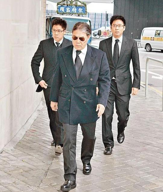 霍启刚一家“六口”罕同框，妻子穿印花裙温柔美，七旬父亲也出镜