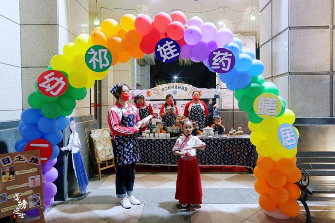保定安国有一条中央步行街，中医药文化随处可见，夜色下充满魅力