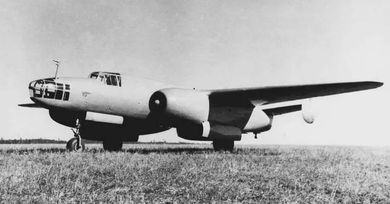 建国之后，他驾机叛逃，26年后回大陆探亲时被抓