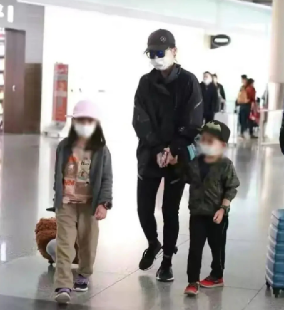 明星二胎也不易：森碟處處針對弟弟，賈靜雯家波妞把咘咘打哭