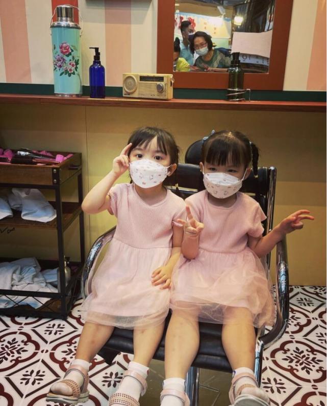 熊黛林老公带家人逛街，双胞胎女儿扎双麻花辫，手拉手拍照好有爱