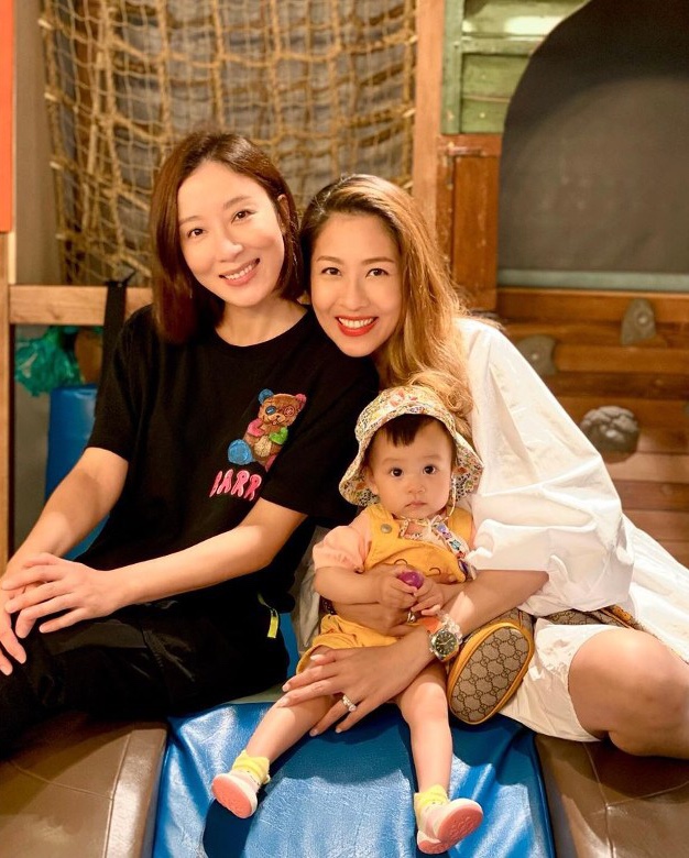 楊怡首次帶女兒出門見朋友，1歲小珍珠大眼超萌，很像爸爸羅仲謙