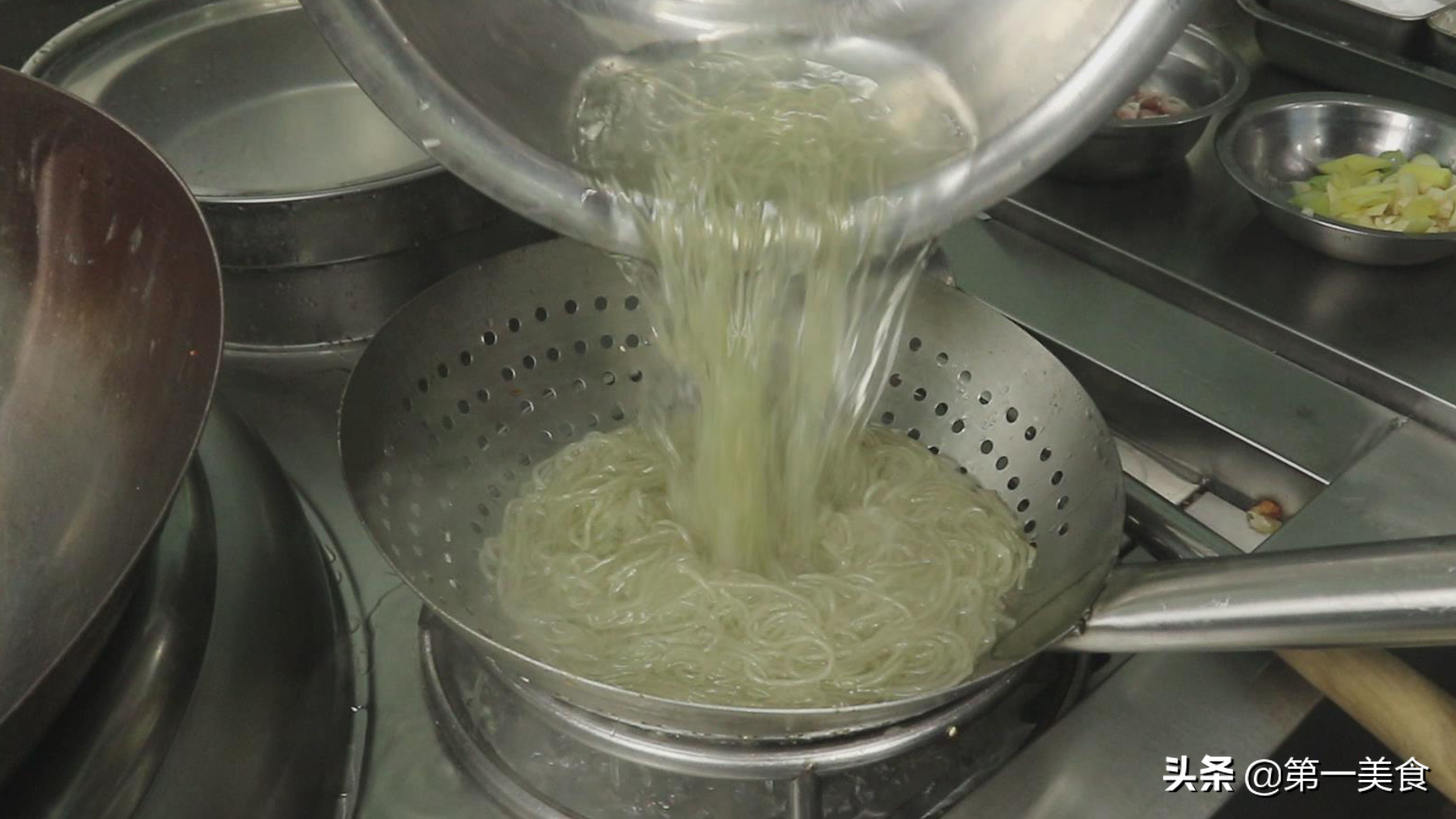 圖片[3]-原來包菜炒粉條要這樣做 難怪以前做的老粘鍋 這一步太關(guān)鍵了-起舞食譜網(wǎng)