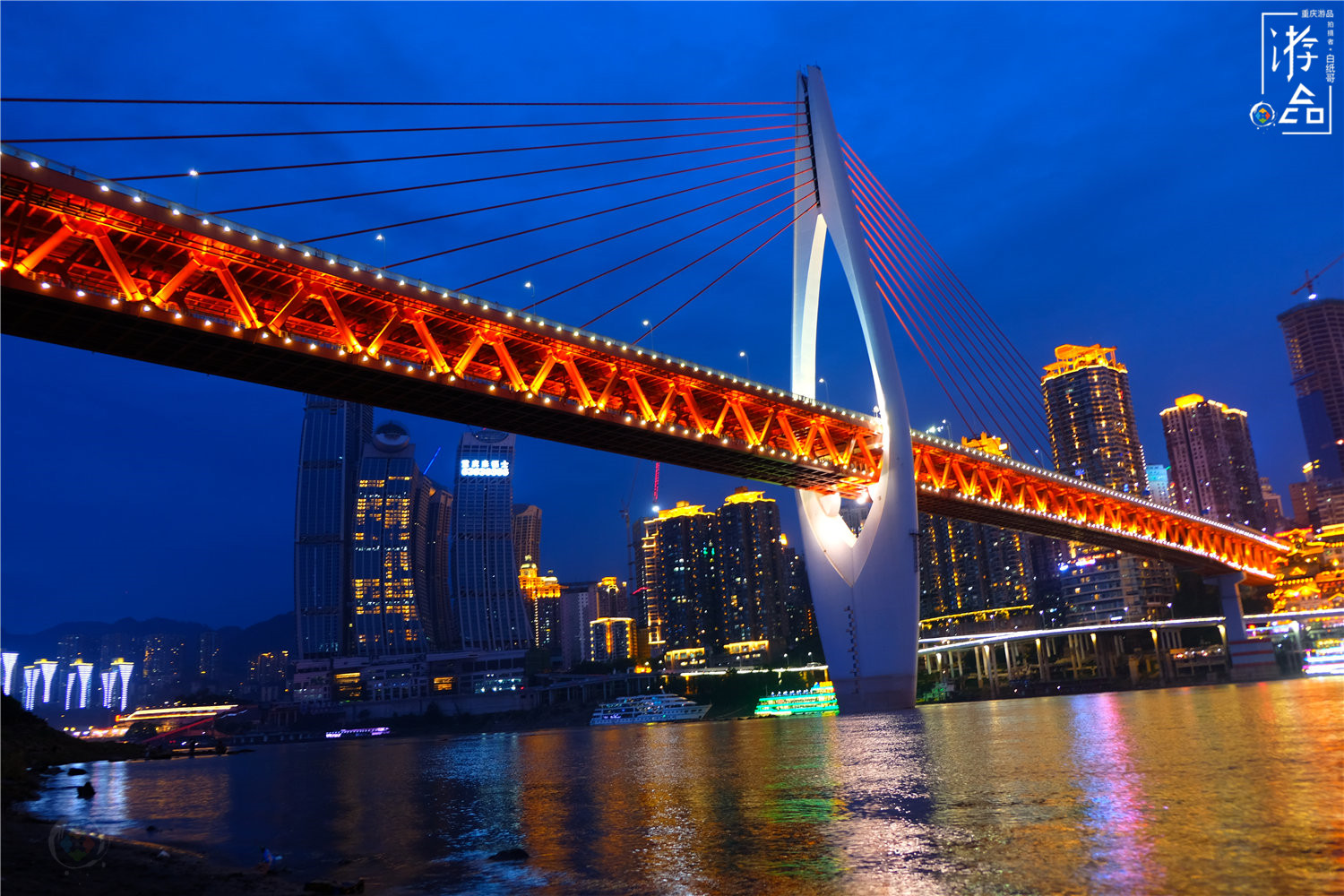 重庆不可忽略的两座大桥，轨道与公路并行，因游客太多被交通管制