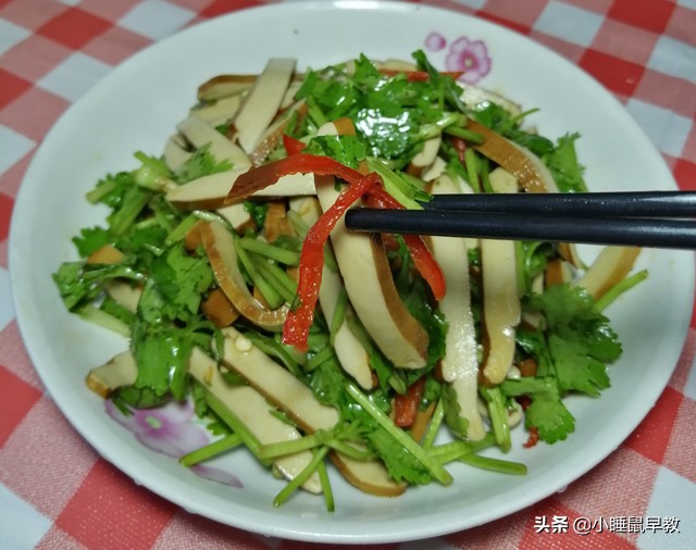 入秋后最适宜吃的开胃小菜，家常香菜拌豆干，简单好吃，爽口下饭